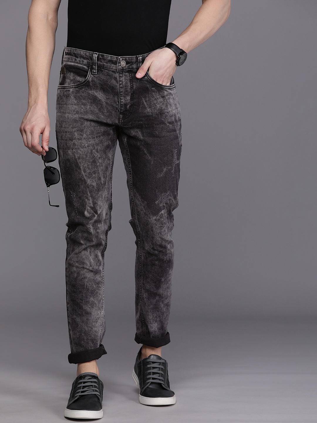 

WROGN Men Mid-Rise Slim Fit Mildly Distressed Heavy Fade Acid Wash Stretchable Jeans, Charcoal