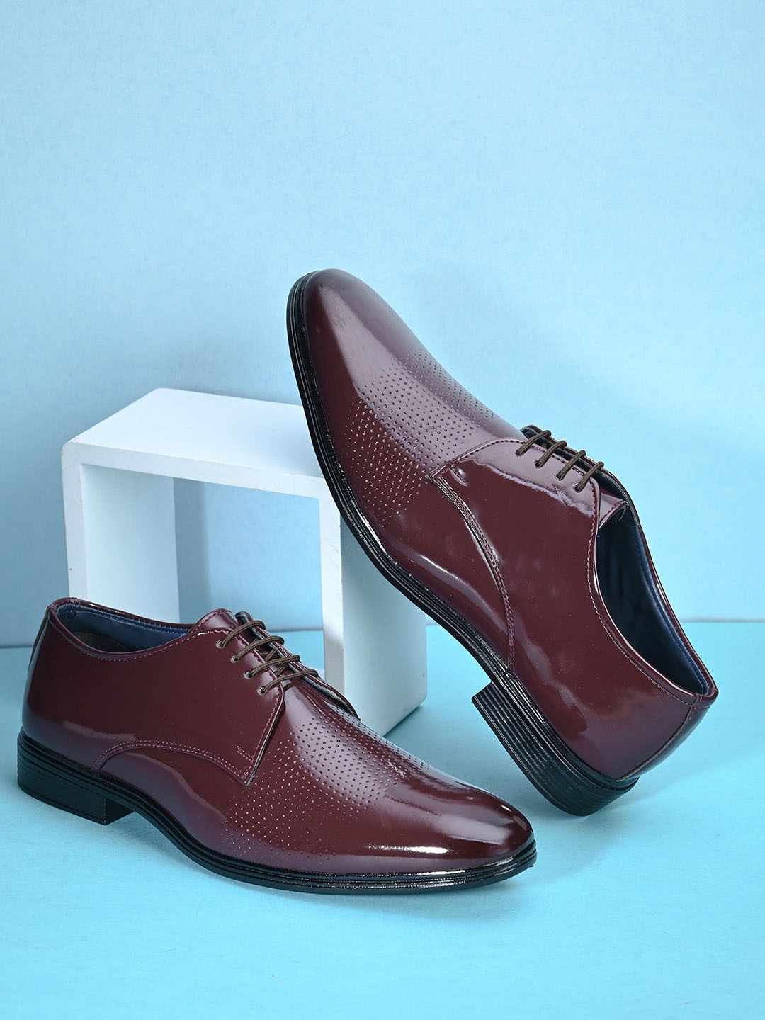 

INVICTUS Men Textured Round Toe Formal Derbys, Burgundy
