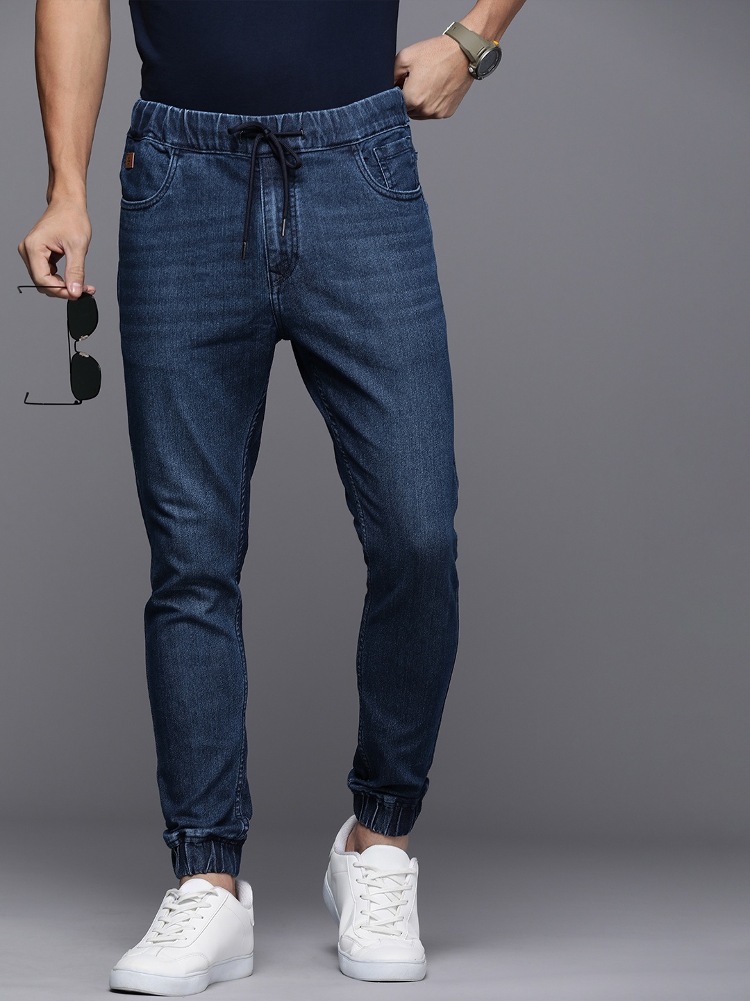 

WROGN Men Mid-Rise Light Fade Stretchable Jogger Fit Jeans, Navy blue