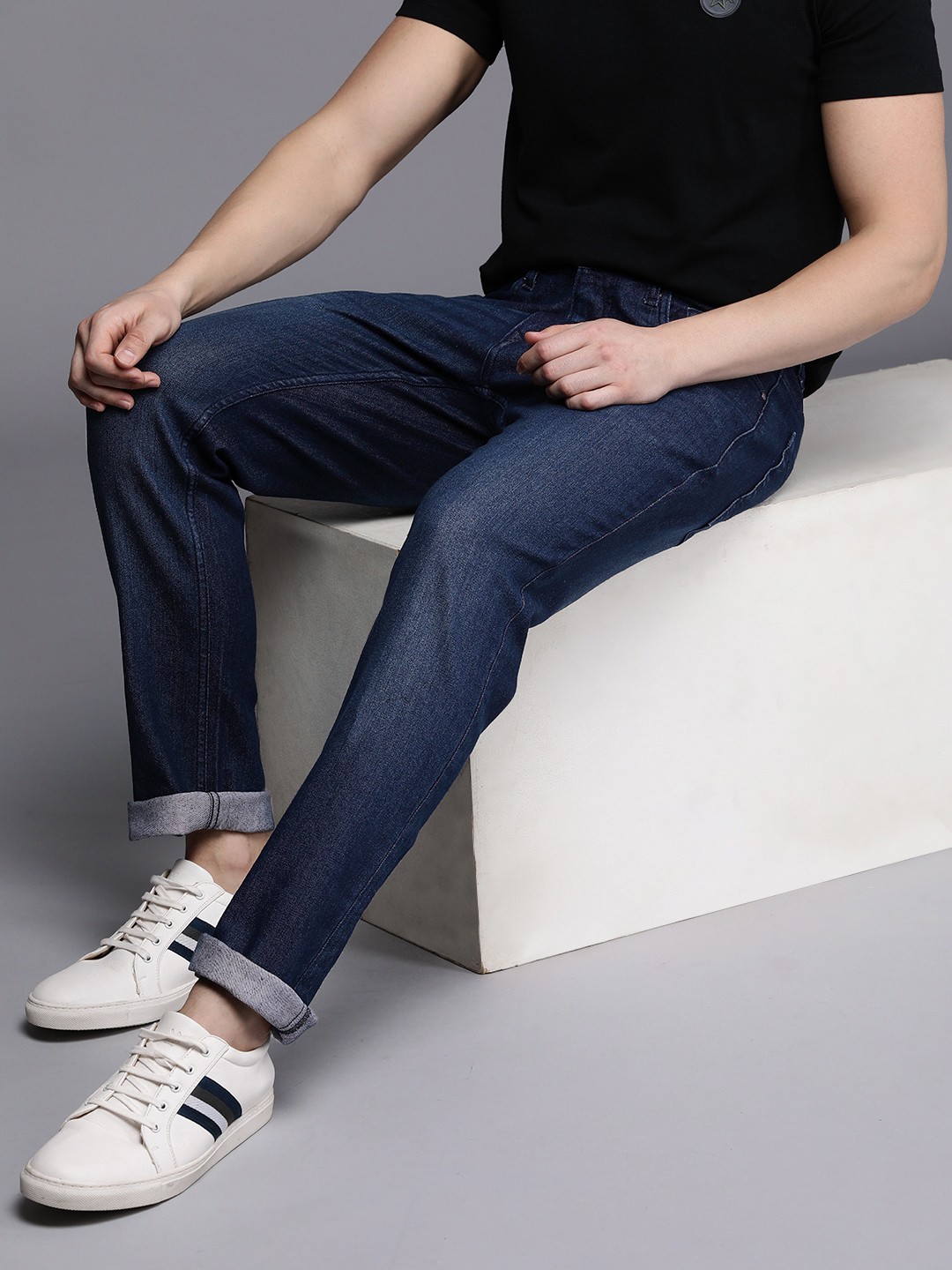 

WROGN Men Slim Fit Light Fade Stretchable Mid-Rise Jeans, Blue