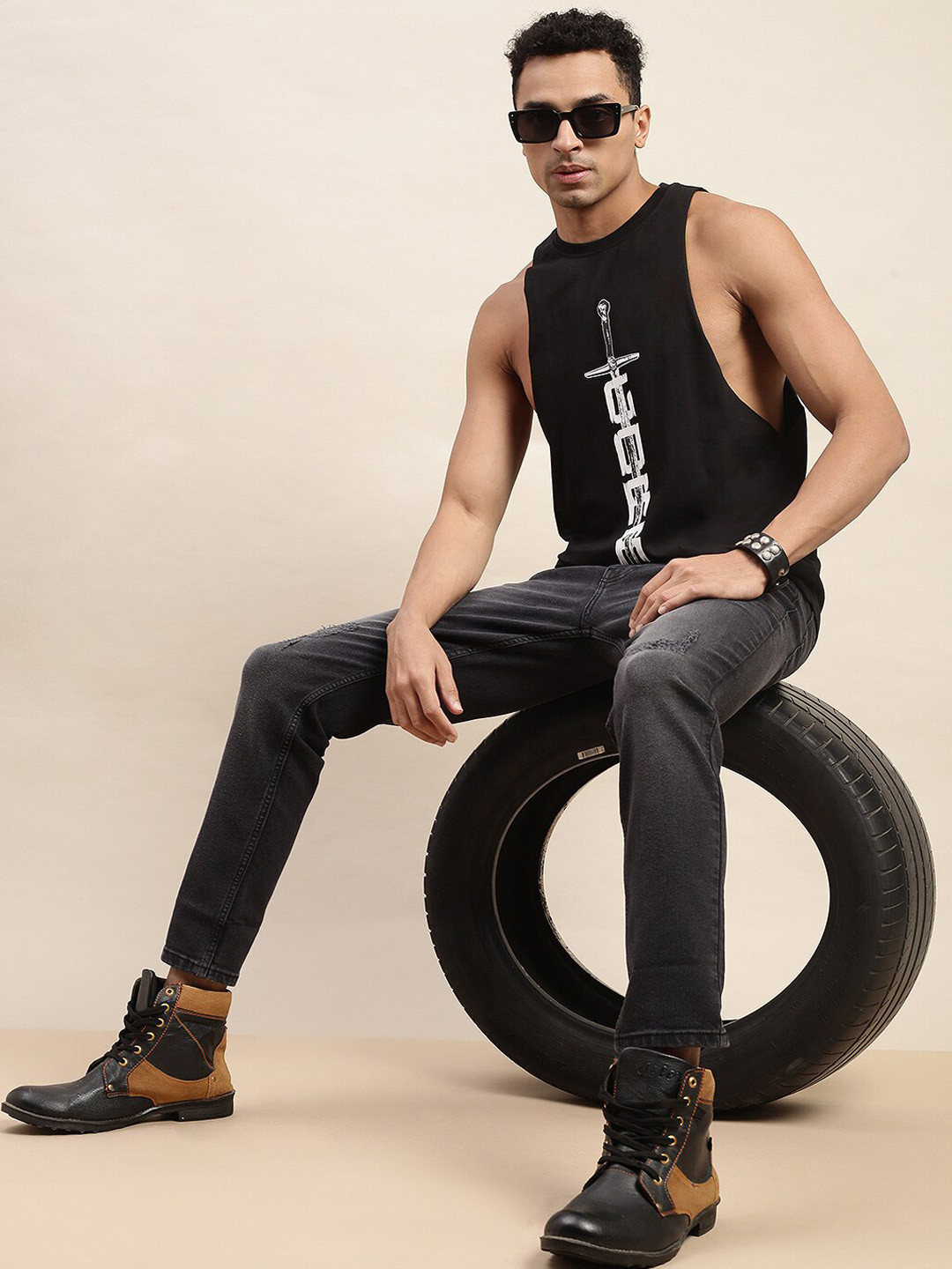 

VEIRDO Men Black Original Slim Fit Mildly Distressed Light Fade Jeans