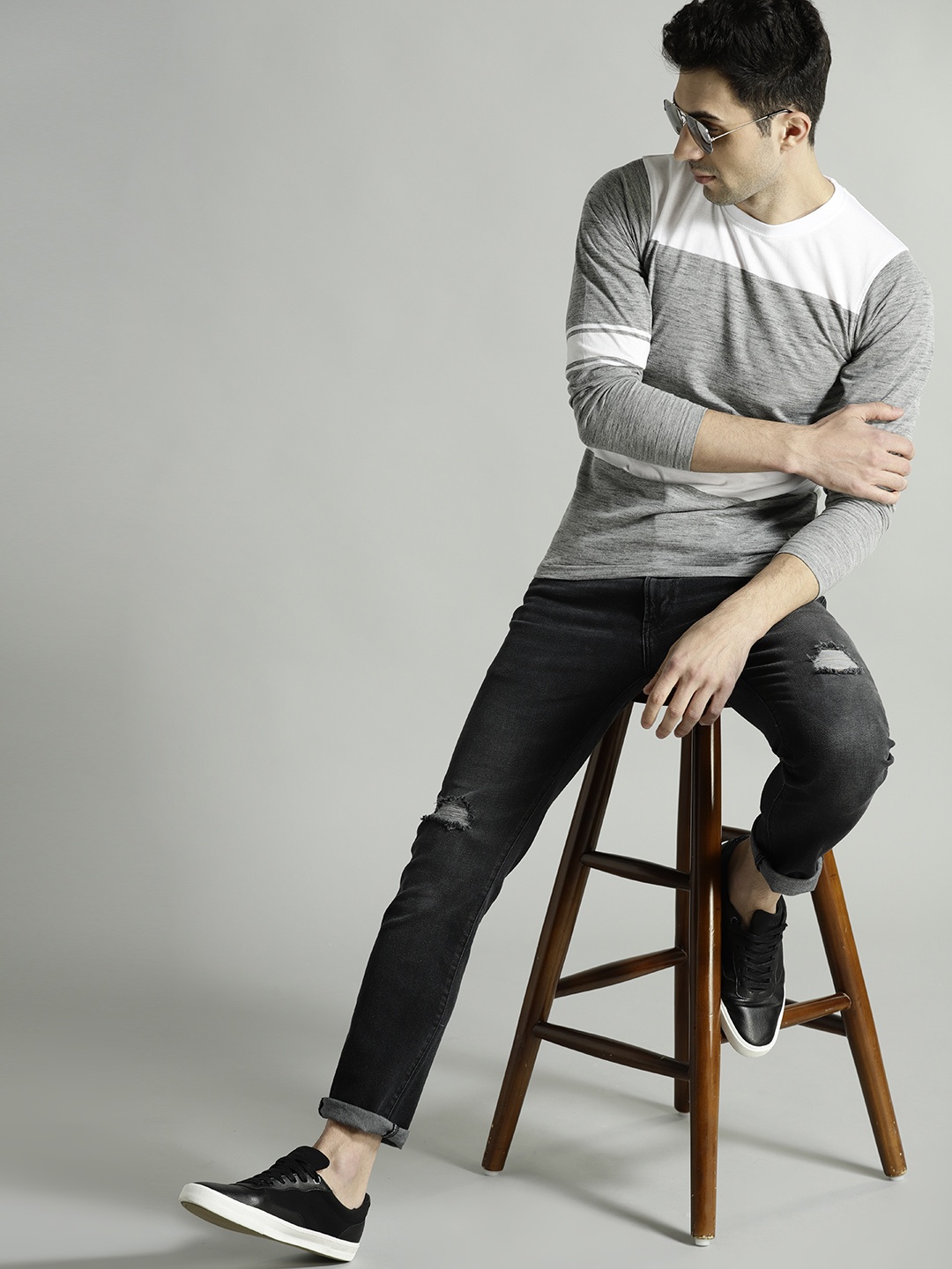 

Roadster Men Grey Melange & White Colourblocked Round Neck T-shirt