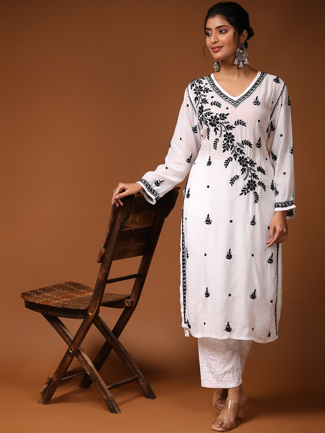 

HOUSE OF KARI Women White Floral Embroidered Flared Sleeves Thread Work Kurta