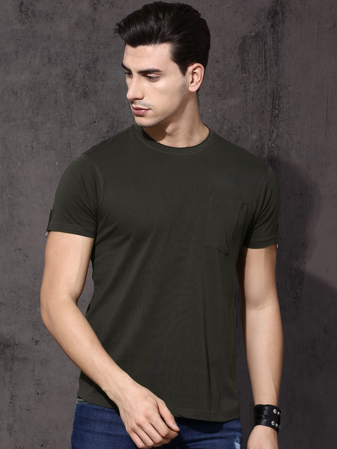 

Roadster Men Charcoal Grey Solid Round Neck T-shirt