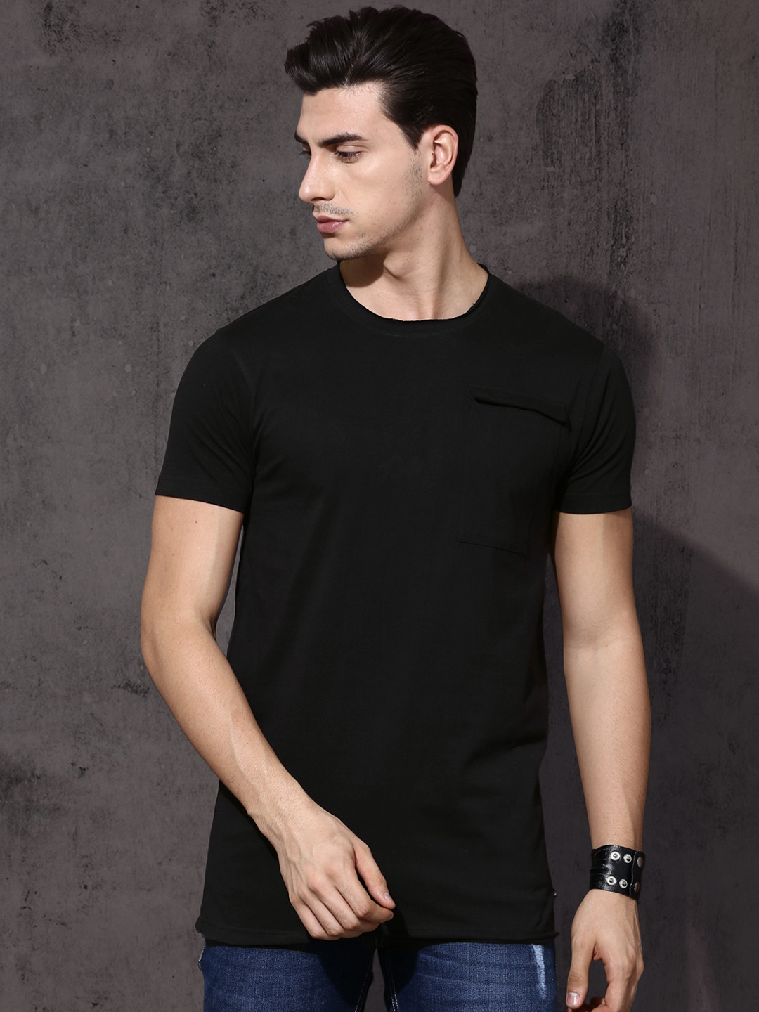 

Roadster Men Black Solid Round Neck T-shirt