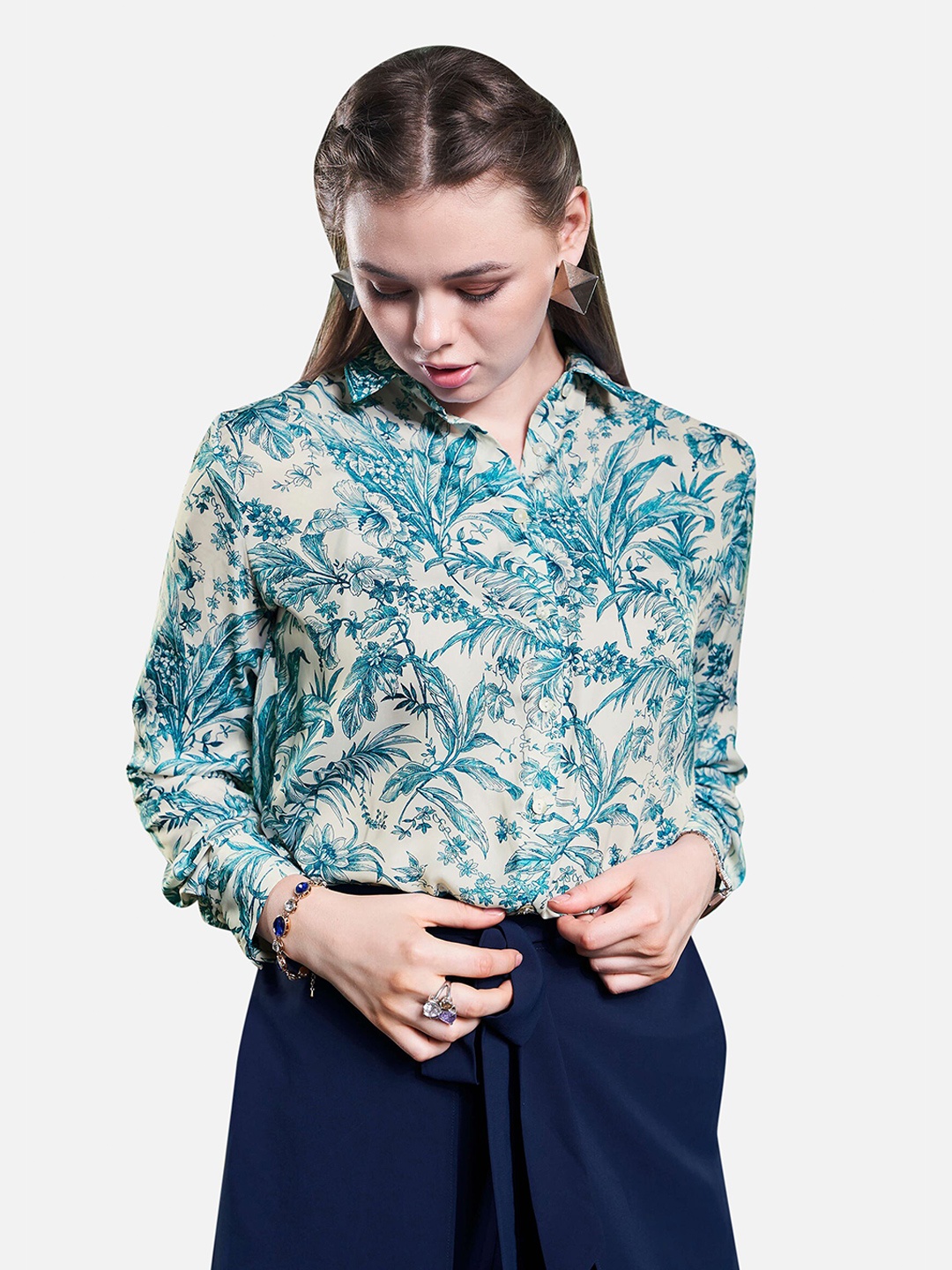 

NEOFAA Women Blue Floral Printed Casual Shirt