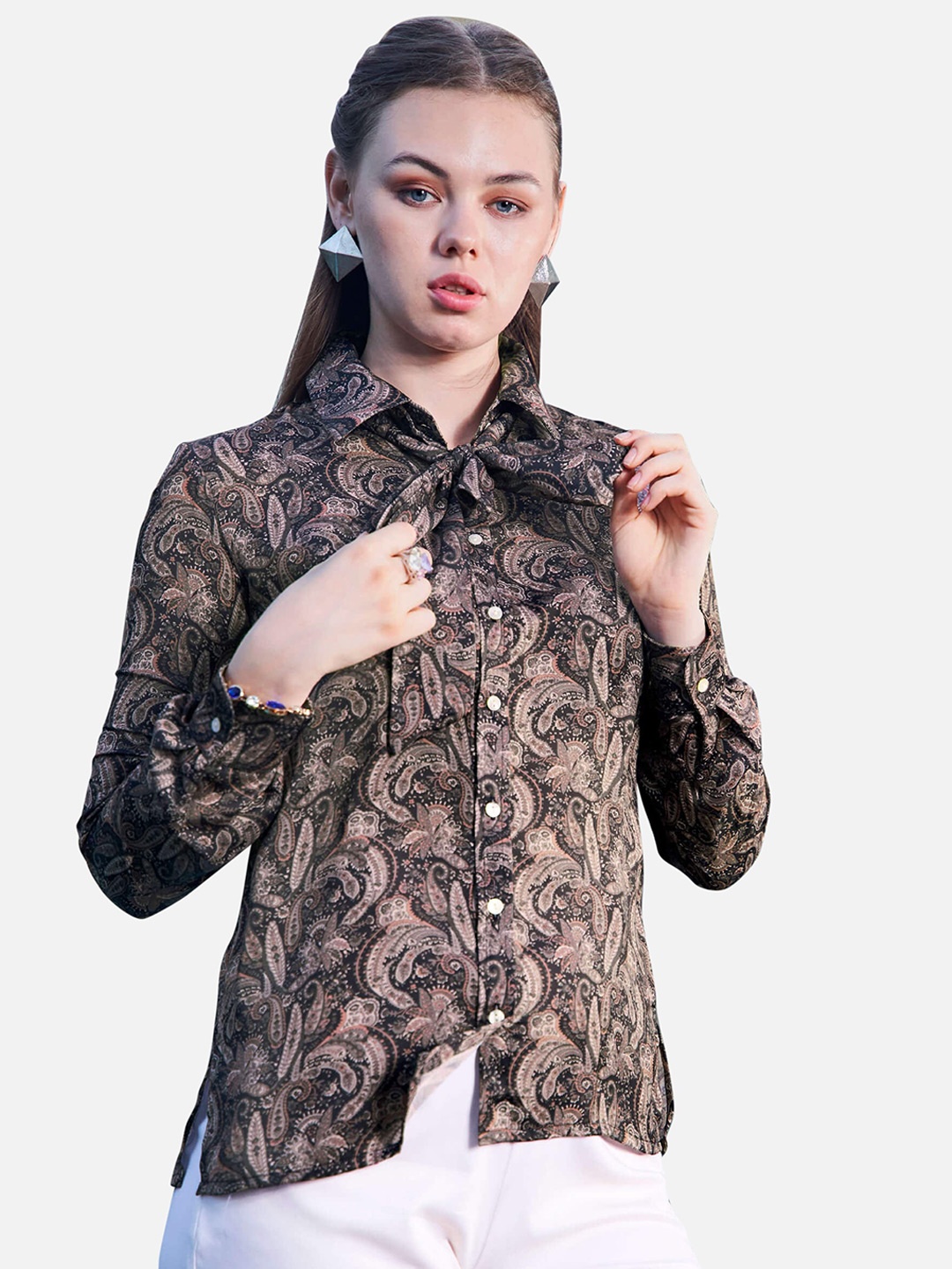 

NEOFAA Women Black Printed Casual Shirt
