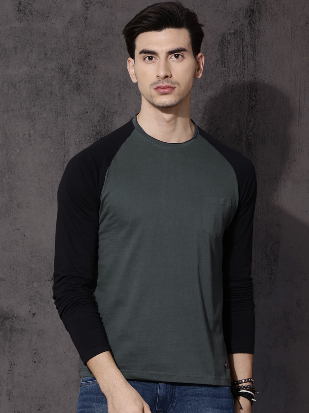 

Roadster Men Charcoal Grey Solid Round Neck Pure Cotton T-shirt