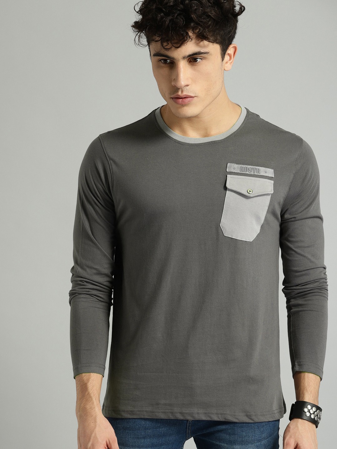 

Roadster Men Grey Solid Round Neck T-shirt