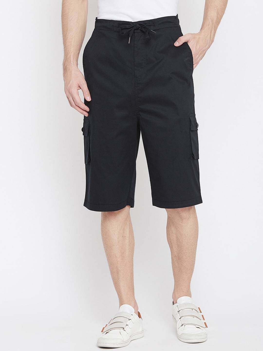 

Hypernation Men Mid-Rise Pure Cotton Cargo Shorts, Black