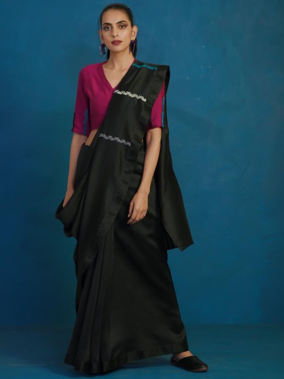 

charkhee Floral Embroidered Saree, Black