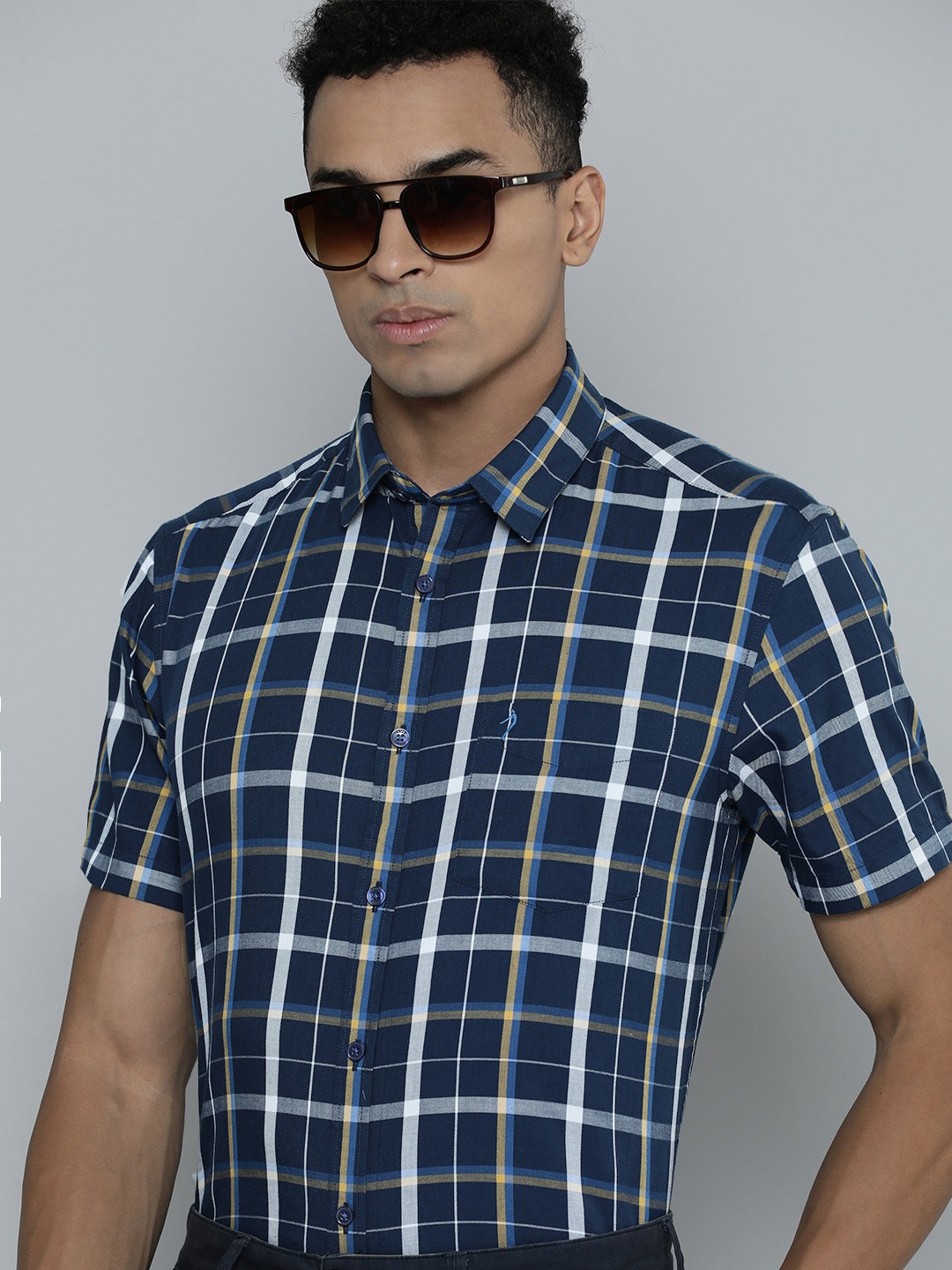

Indian Terrain Men Chiseled Slim Fit Checked Pure Cotton Semiformal Shirt, Navy blue