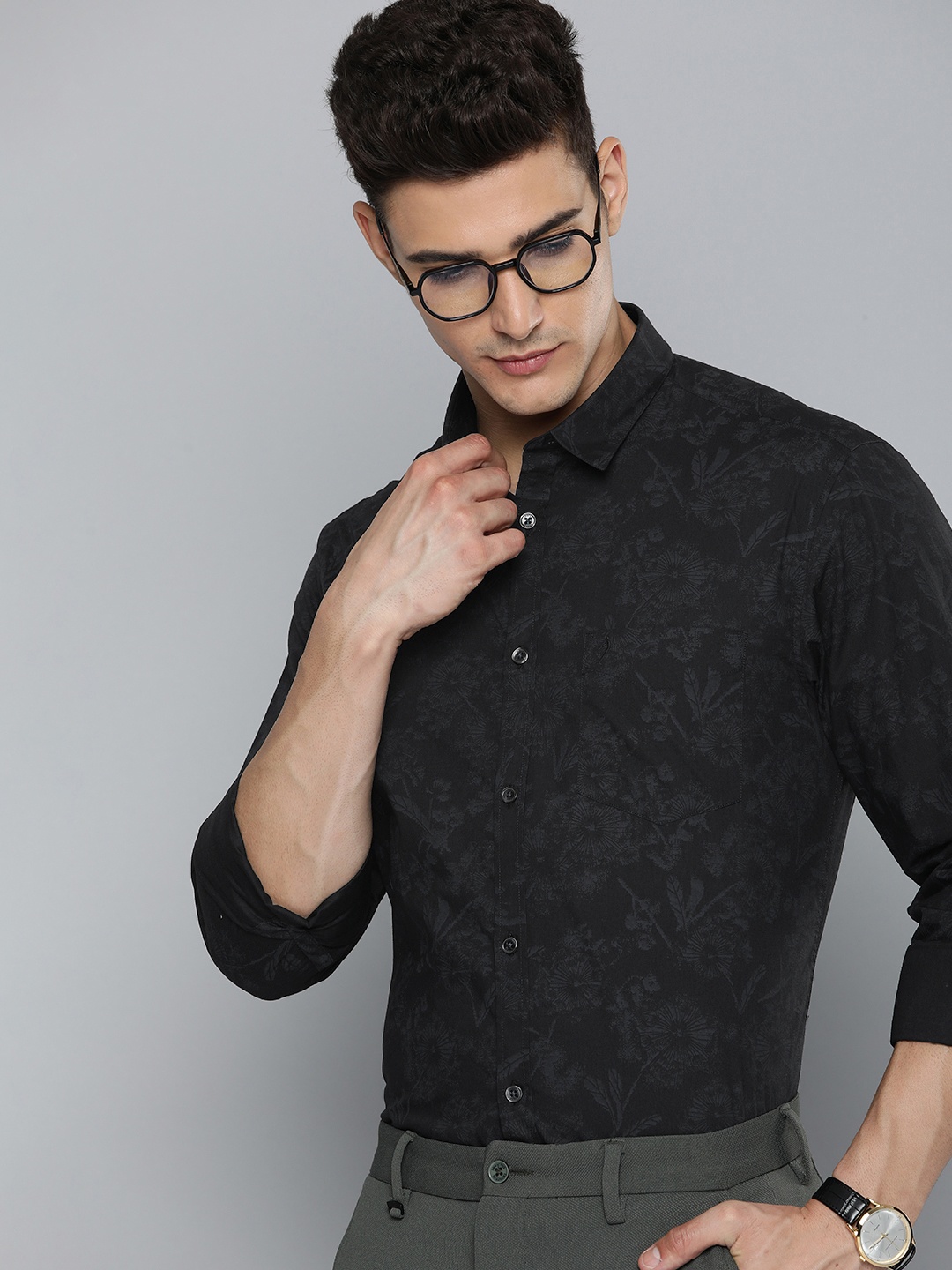

Indian Terrain Chiseled Slim Fit Floral Printed Pure Cotton Semiformal Shirt, Black