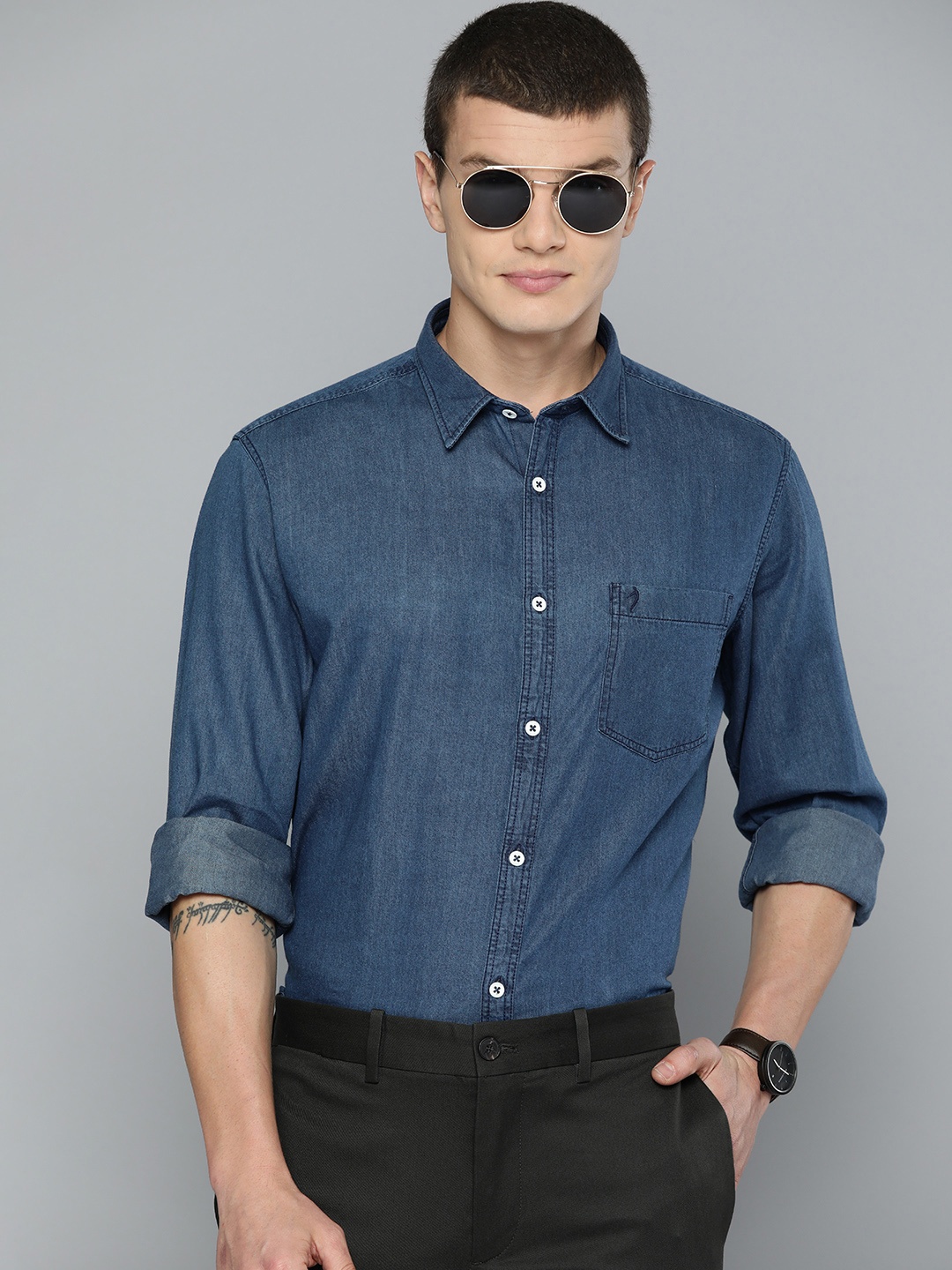 

Indian Terrain Men Pure Cotton Slim Fit Chambray Semiformal Shirt, Navy blue