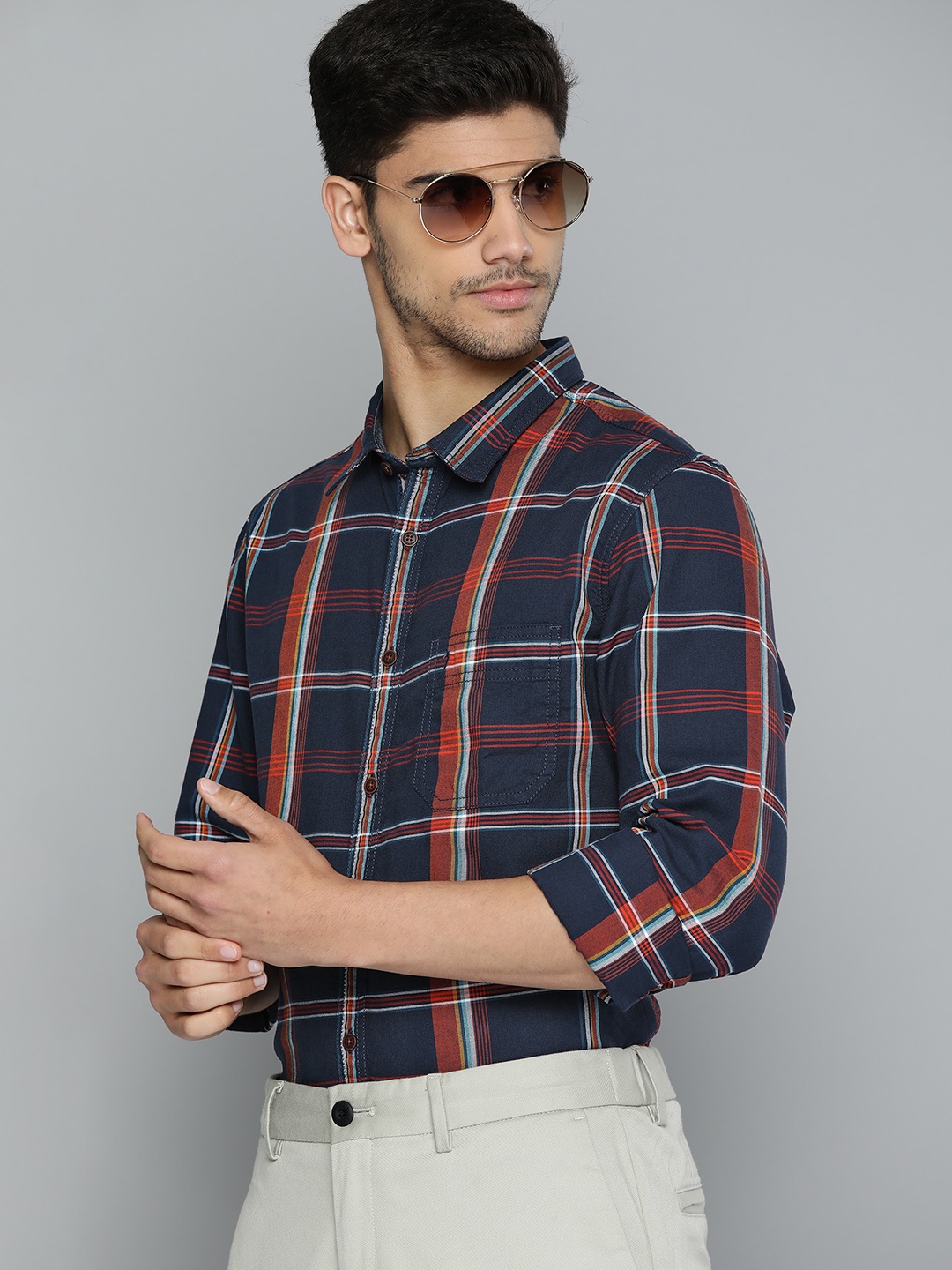 

Indian Terrain Men Pure Cotton Chiseled Tartan Checked Semiformal Shirt, Navy blue