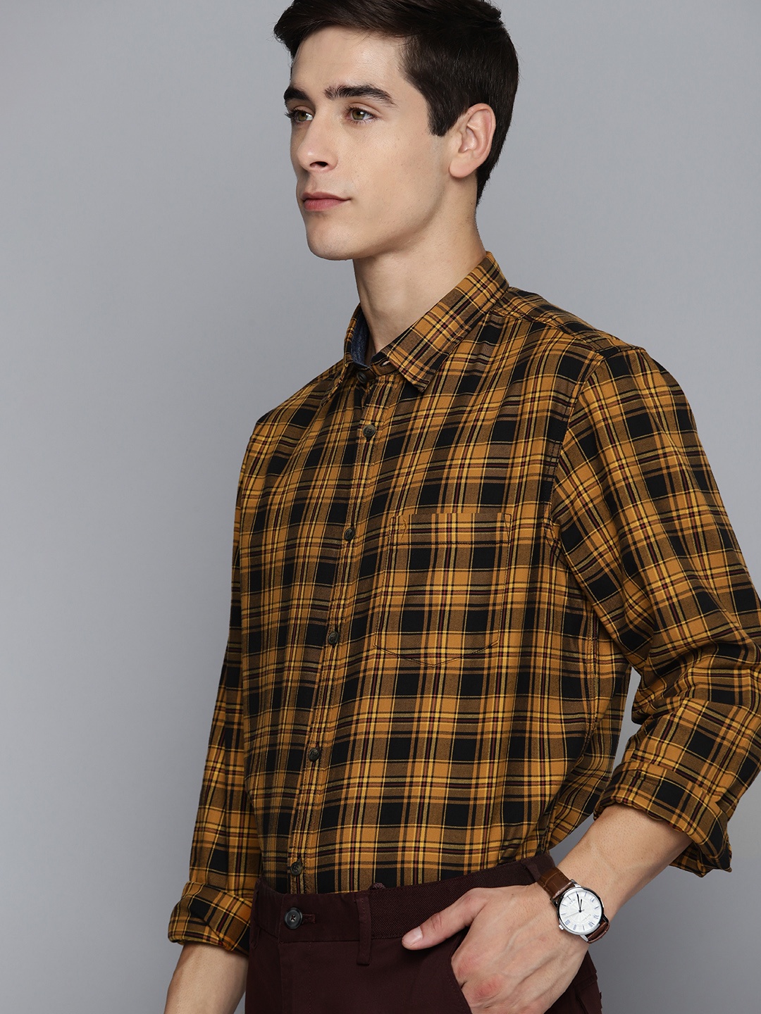 

Indian Terrain Men Pure Cotton Slim Fit Tartan Checked Semiformal Shirt, Mustard