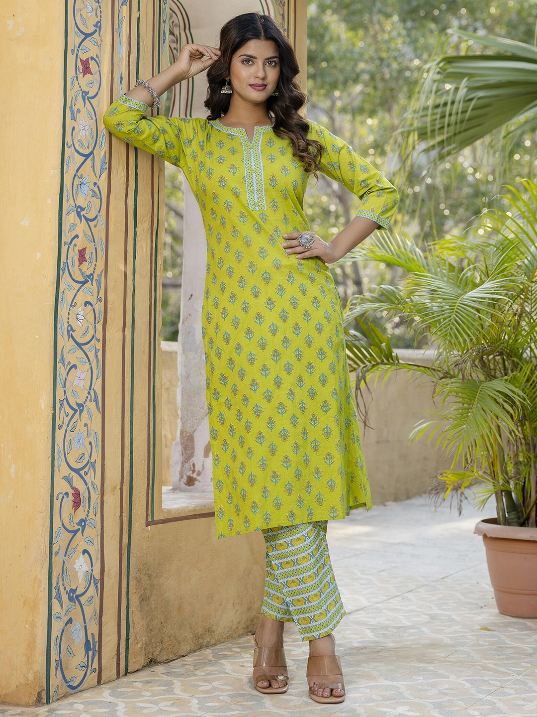 

Nayo Floral Printed Straight Pure Cotton Kurta with Trousers, Green
