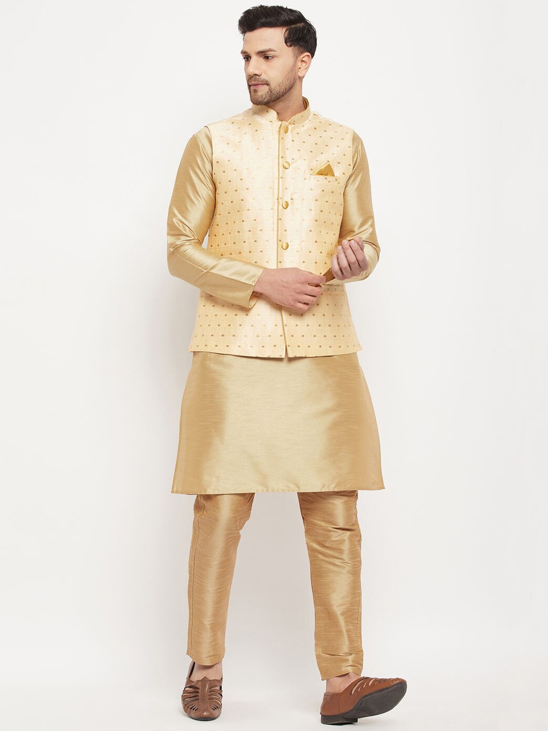 

VASTRAMAY Straight Kurta with Pyjamas & Nehru Jacket, Gold