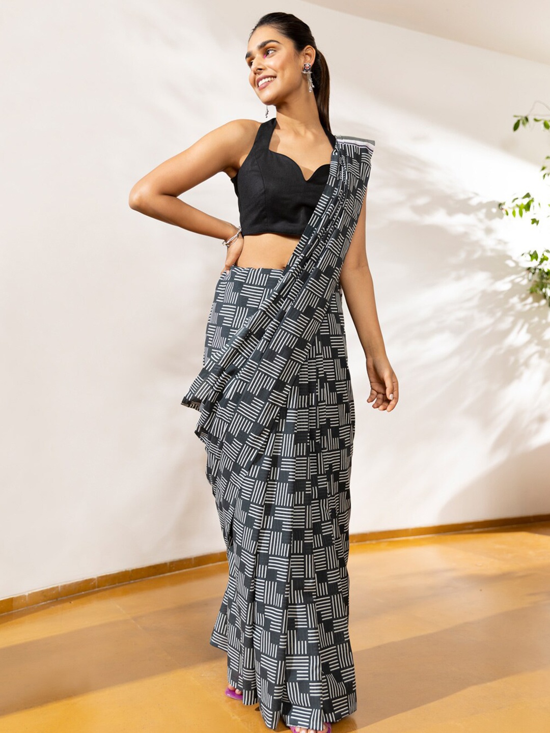 

Taneira Geometric Printed Pure Cotton Saree, Black