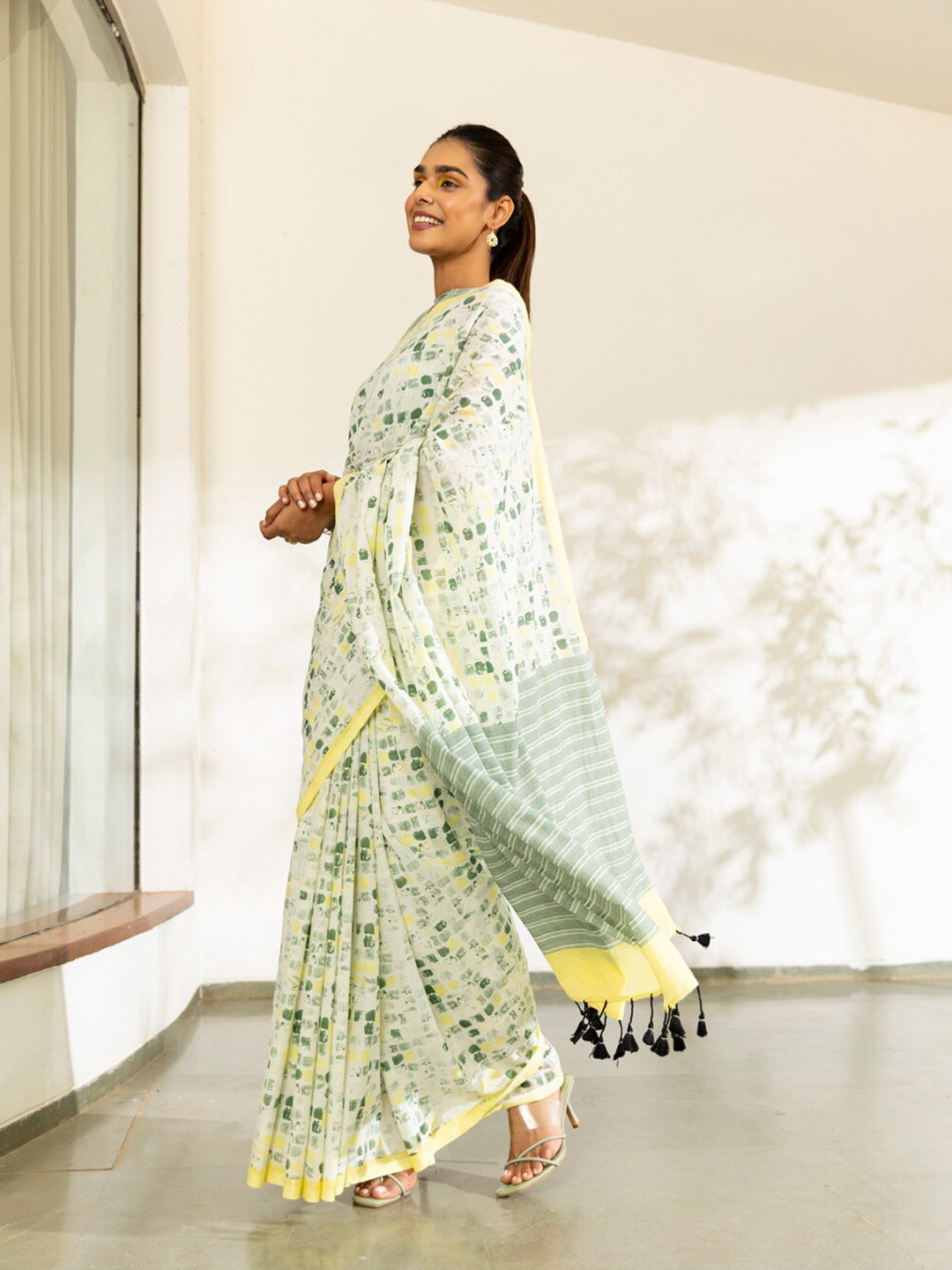 

Taneira Abstract Printed Pure Cotton Saree, Off white