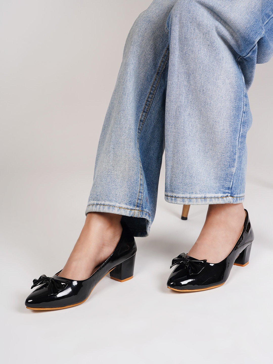 

SCENTRA Pointed Toe Block Pumps With Bows, Black