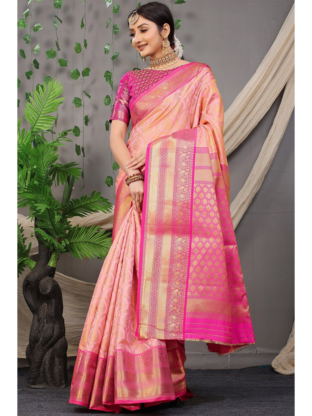 

MARGI DESIGNERS Peach-Coloured & Gold-Toned Woven Design Zari Art Silk Banarasi Saree