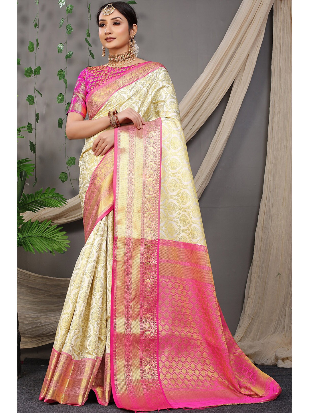 

MARGI DESIGNERS Off White & Pink Woven Design Zari Art Silk Banarasi Saree
