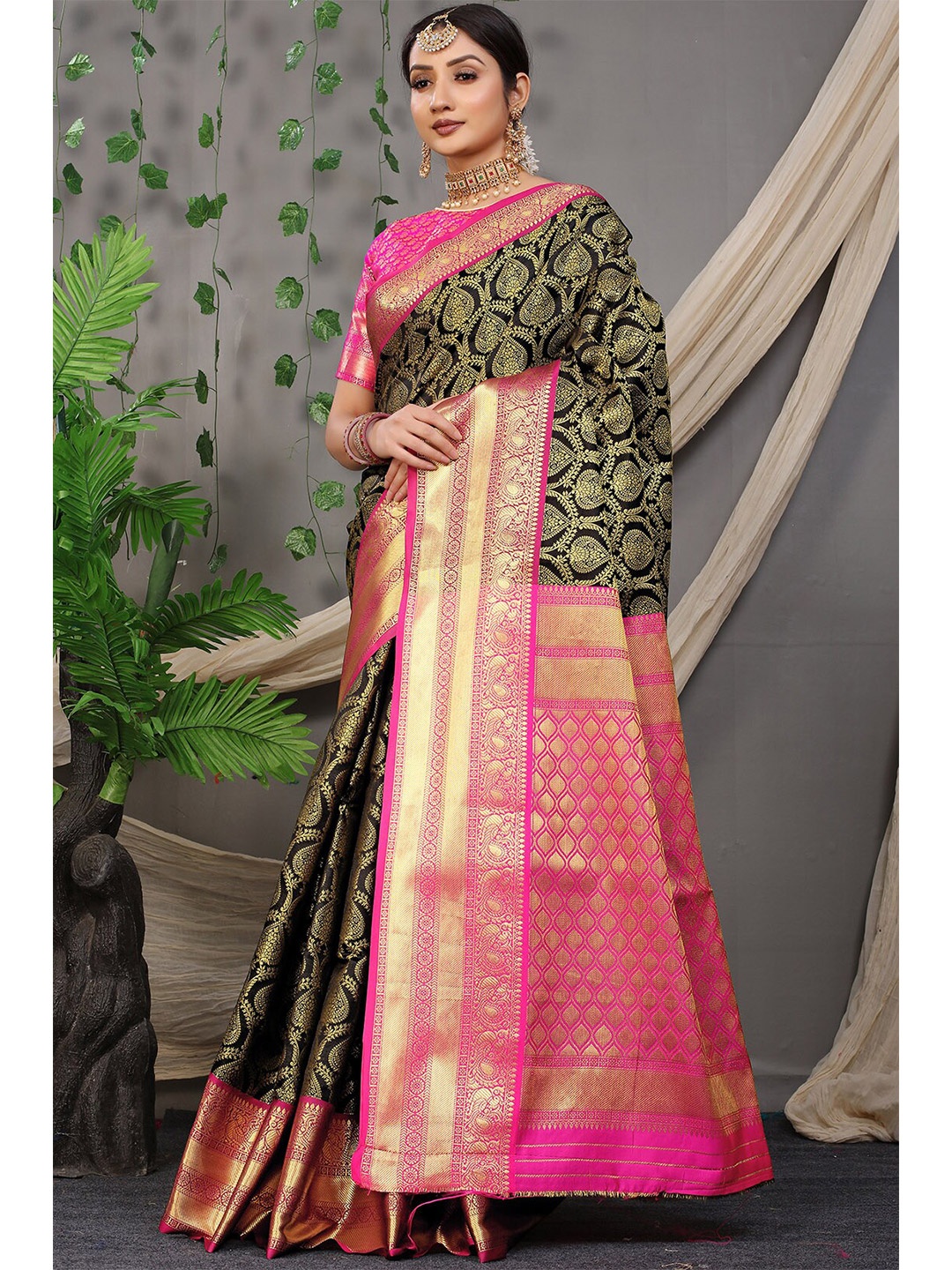 

MARGI DESIGNERS Black & Pink Woven Design Zari Art Silk Banarasi Saree