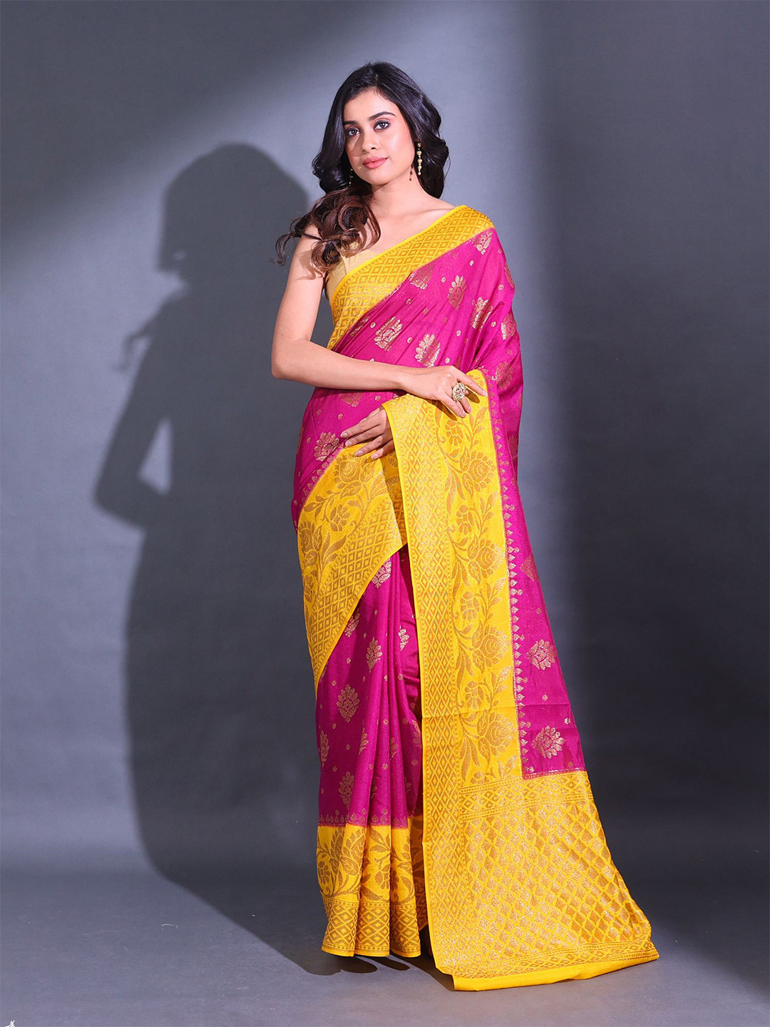 

Charukriti Floral Motif Woven Design Zari Saree, Magenta