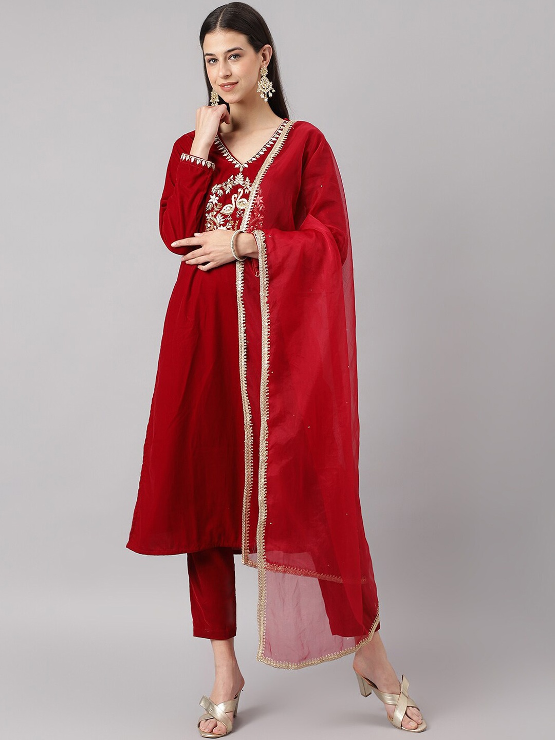 

Divena Floral Embroidered Zardozi Velvet Kurta With Trousers & Dupatta, Maroon