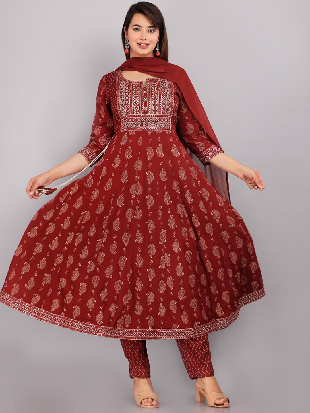 

HIGHLIGHT FASHION EXPORT Women Maroon Paisley Printed Empire Zardozi Kurta with Trousers & With Dupatta