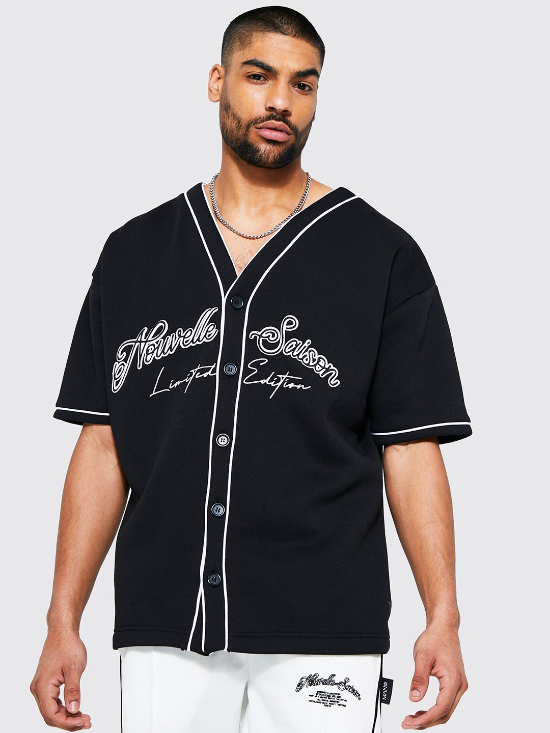 

boohooMAN Typography Print V-Neck Baseball T-shirt, Black