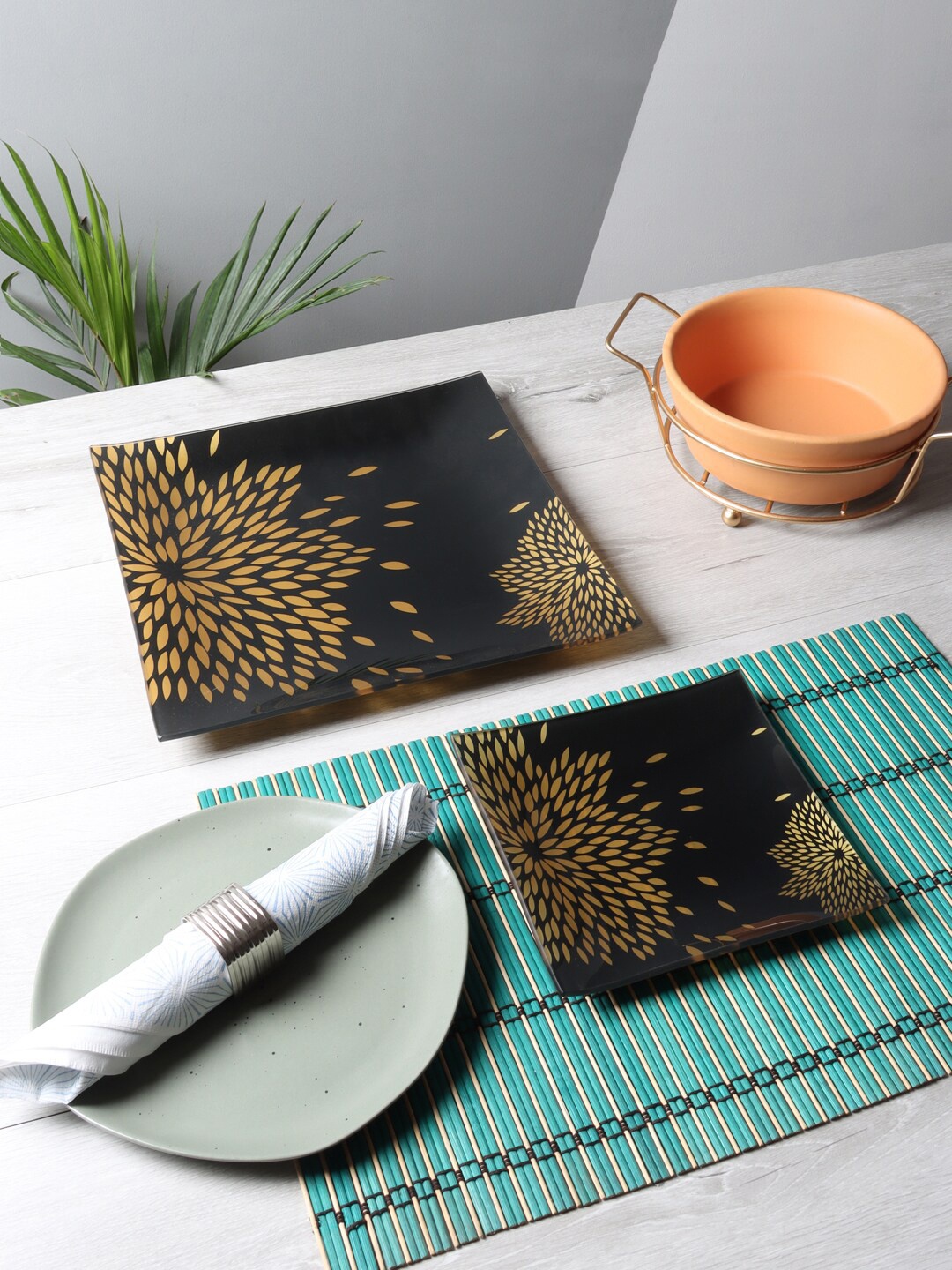 

ceradeco Black & Gold-Toned 7 Pieces Floral Printed Glass Glossy Plates