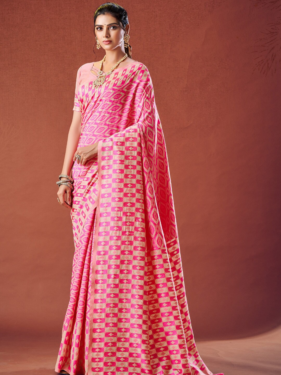 

KARAGIRI Geometric Woven Design Saree, Pink