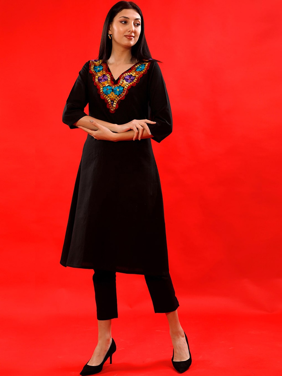

FABNEST Floral Embroidered Straight Pure Cotton Kurta with Trousers, Black