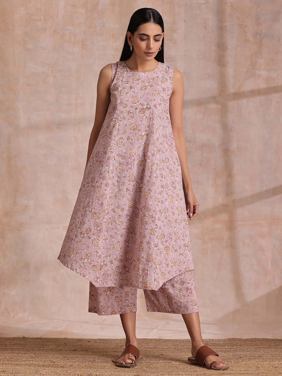 

trueBrowns Floral Printed Sleeveless Pure Cotton A-Line Kurta With Palazzos, Pink