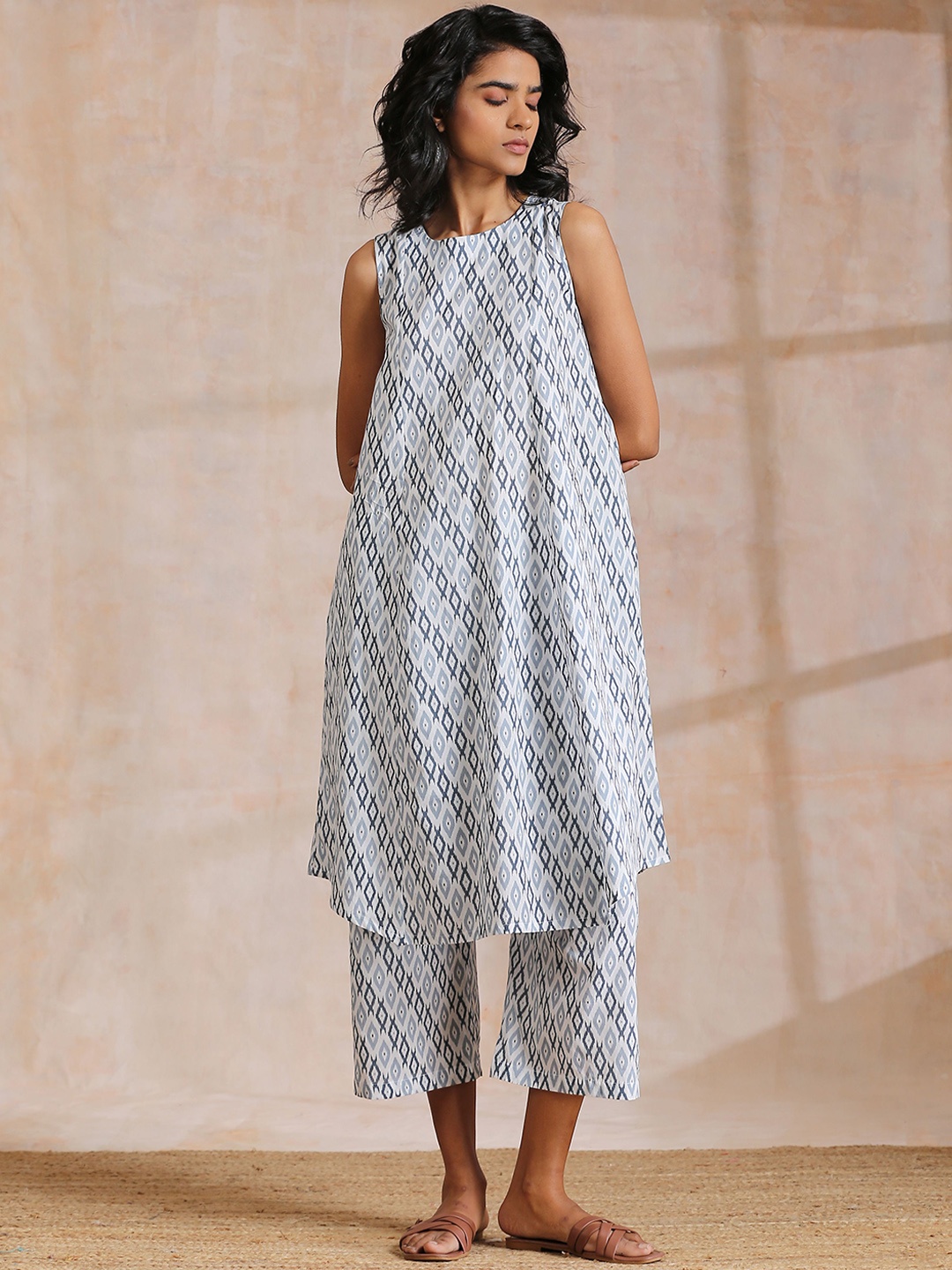 

trueBrowns Printed Sleeveless Ikat Pure Cotton A-Line Kurta With Trousers, White