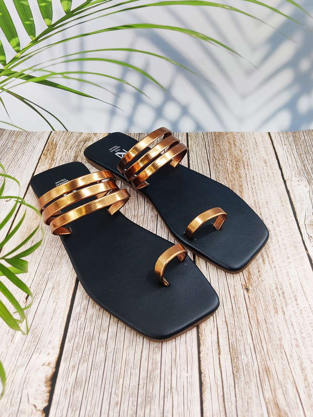 

THE MADRAS TRUNK Women No Back Strap One Toe Flats, Black