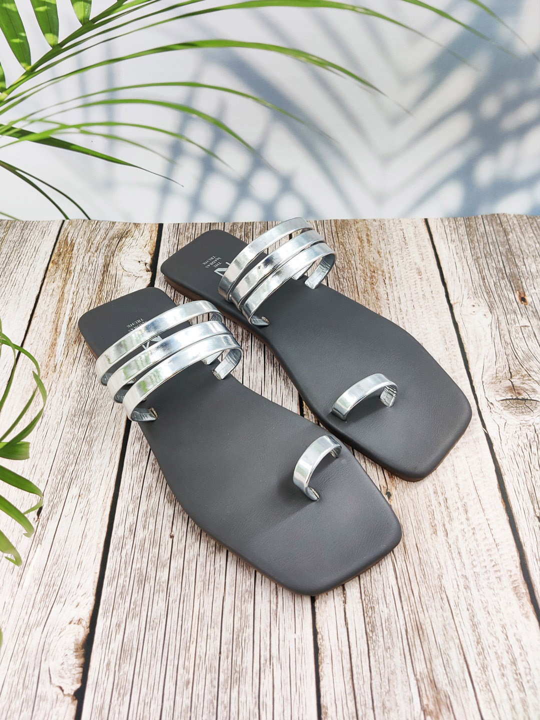 

THE MADRAS TRUNK Women No Back Strap One Toe Flats, Grey