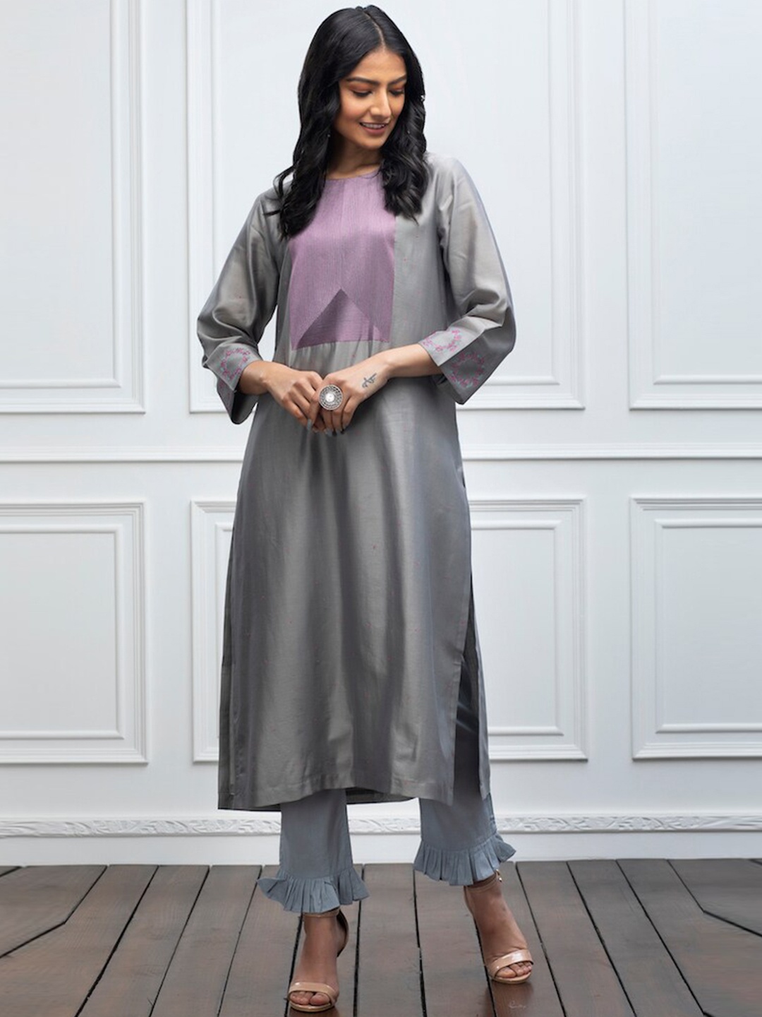 

SMRITI GUPTA Ethnic Motifs Embroidered Thread Work Chanderi Silk Kurta, Grey