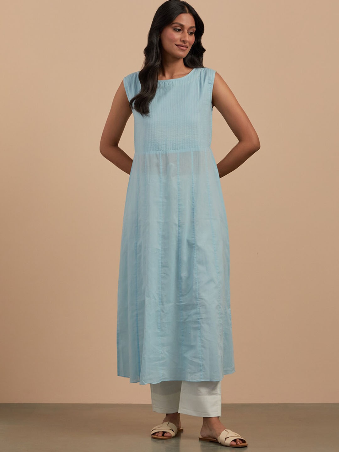 

SMRITI GUPTA Round Neck Thread Work Pure Cotton Kurta, Blue