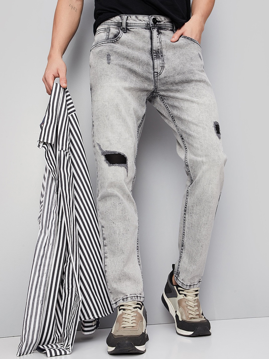 

max Men Grey Mildly Distressed Heavy Fade Stretchable Jeans