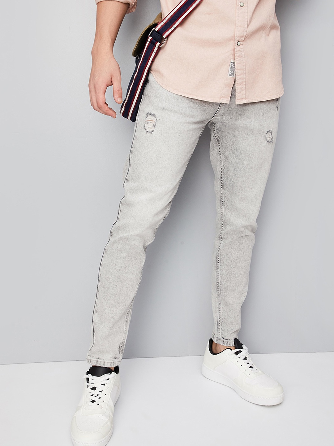 

max Men Grey Mildly Distressed Heavy Fade Jeans
