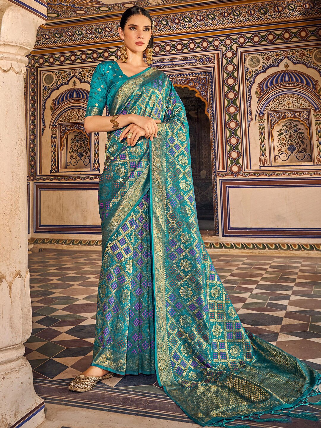 

KARAGIRI Blue & Gold-Toned Woven Design Zari Saree