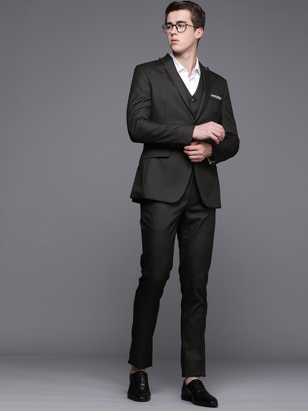 

Theme Checked Single-Breasted Slim-Fit 3 Piece Suit, Black