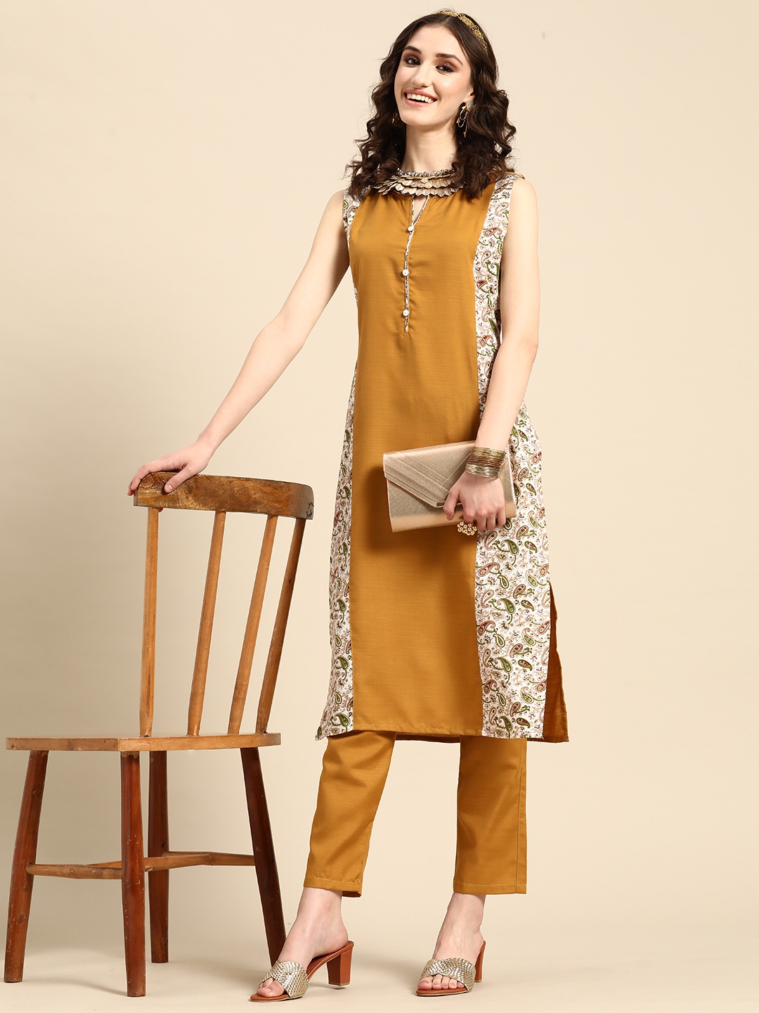 

Sangria Paisley Printed Kurta with Trousers, Tan