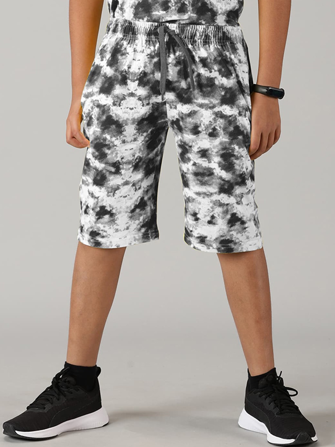 

KiddoPanti Boys Tie & Dye Printed Cotton Mid-Rise Regular Fit Shorts, Black