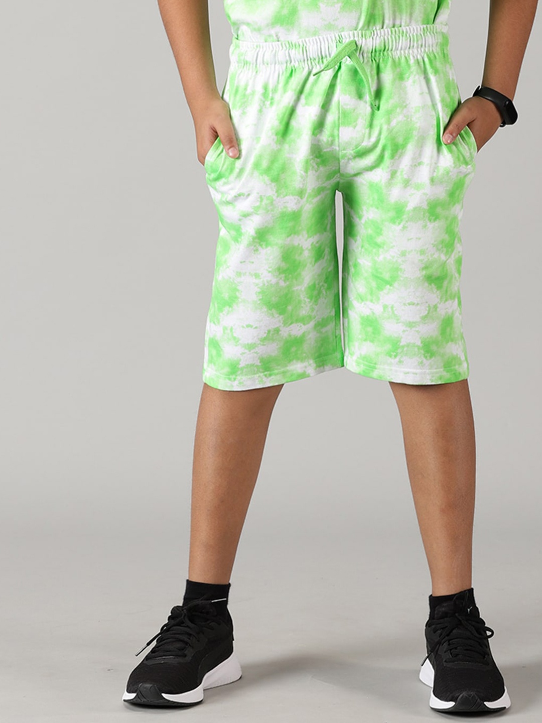

KiddoPanti Boys Tie & Dye Printed Cotton Mid-Rise Regular Fit Shorts, Green