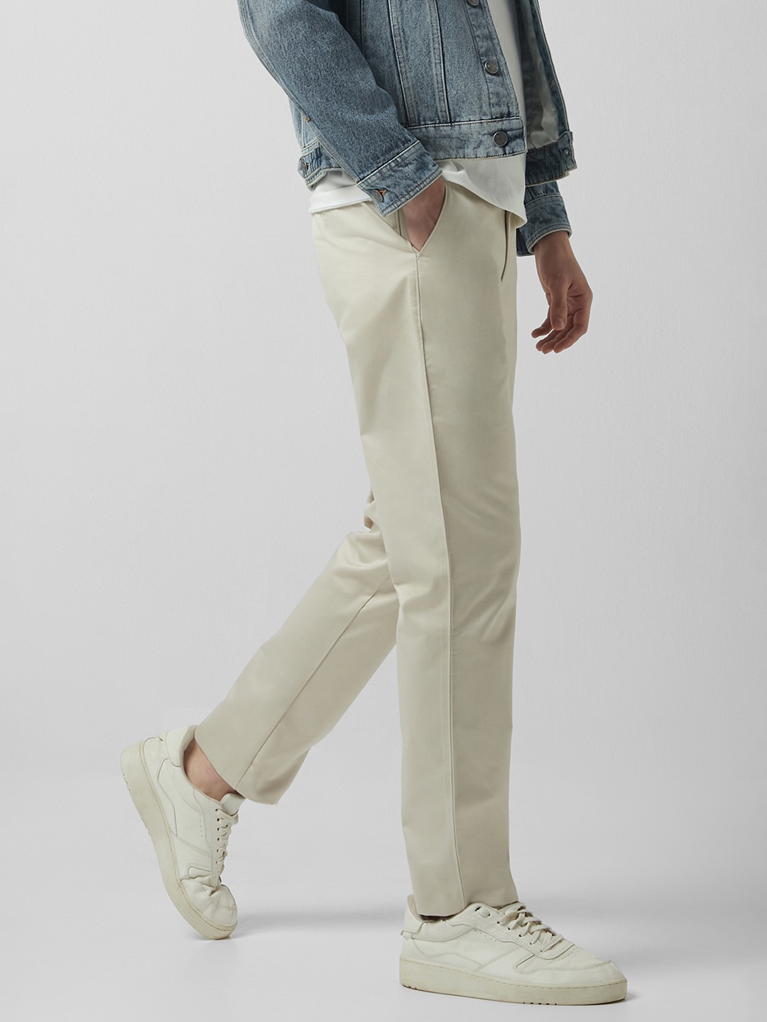 

Peter England CasualsMen Slim fit Chinos trousers with soft feel, Cream