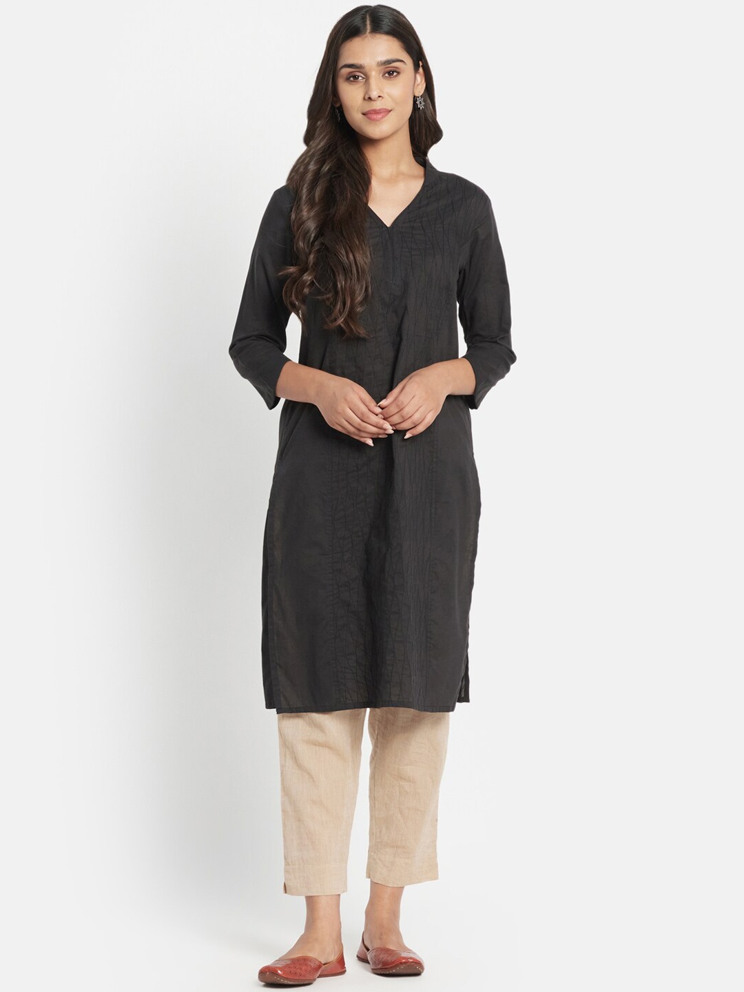 

Fabindia Thread Work V-Neck Panelled Straight Cotton Kurta, Black